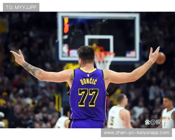 安东尼·戴维斯蓄力进攻，湖人内线优势明显